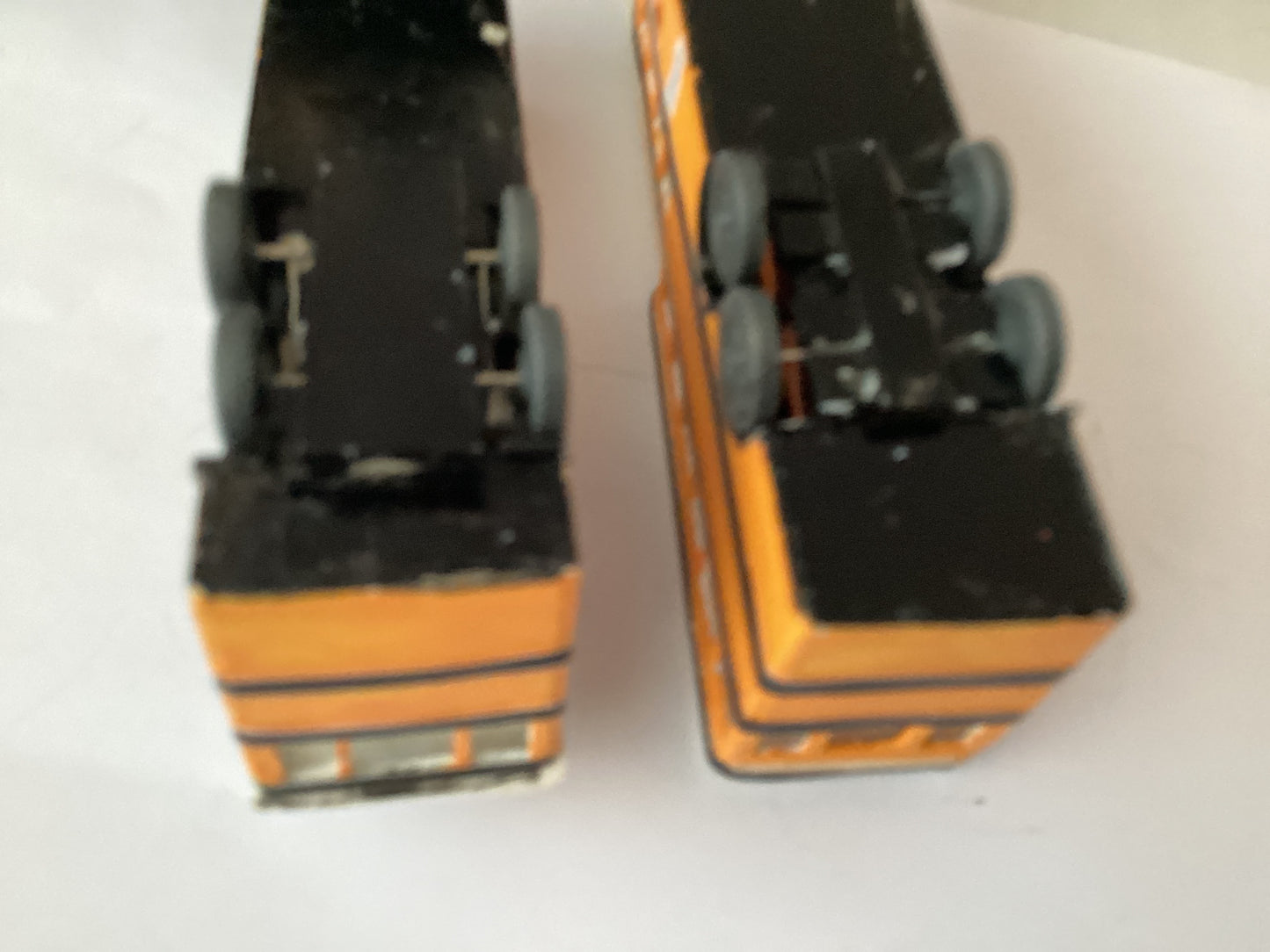 P2 X PLASTIC.KIT BUILT 1,87 SCALE (HO/OO Gauge) PLASTIC DOUBLE DECKER BUS