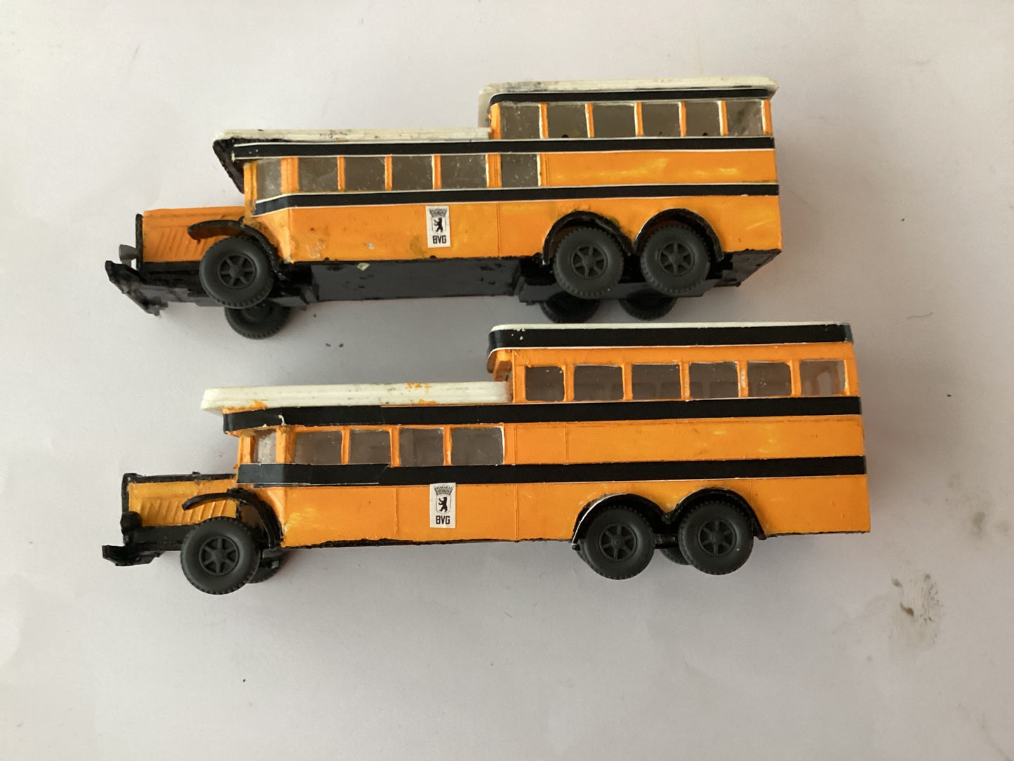 P2 X PLASTIC.KIT BUILT 1,87 SCALE (HO/OO Gauge) PLASTIC DOUBLE DECKER BUS