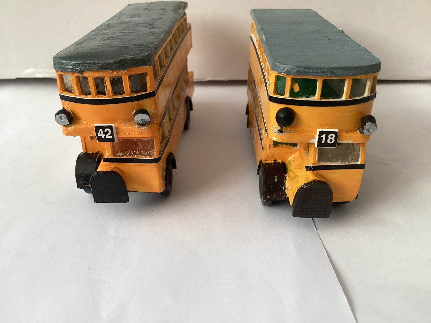 2 X PLASTIC.KIT BUILT 1,87 SCALE (HO/OO Gauge) PLASTIC DOUBLE DECKER BUS