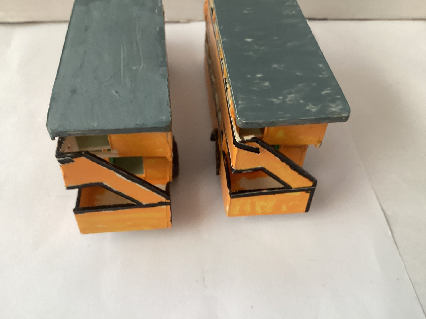 2 X PLASTIC.KIT BUILT 1,87 SCALE (HO/OO Gauge) PLASTIC DOUBLE DECKER BUS