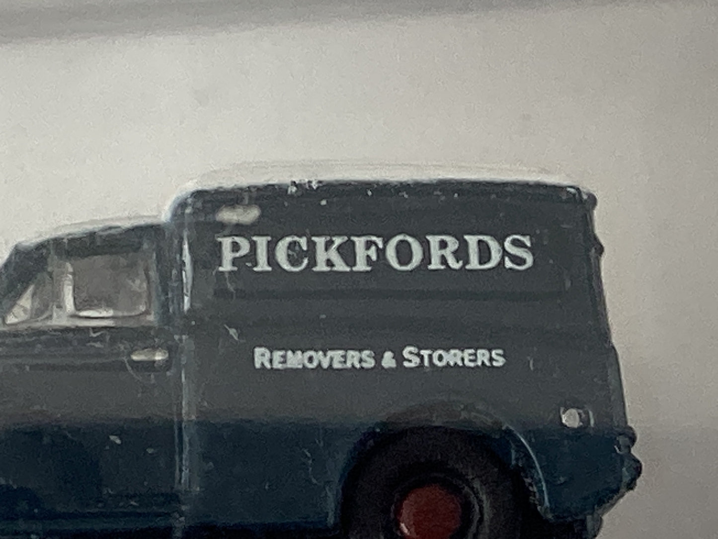 Oxford diecast N GAUGE CODE NMMT050 =MORRIS 1000 PICKFORDS