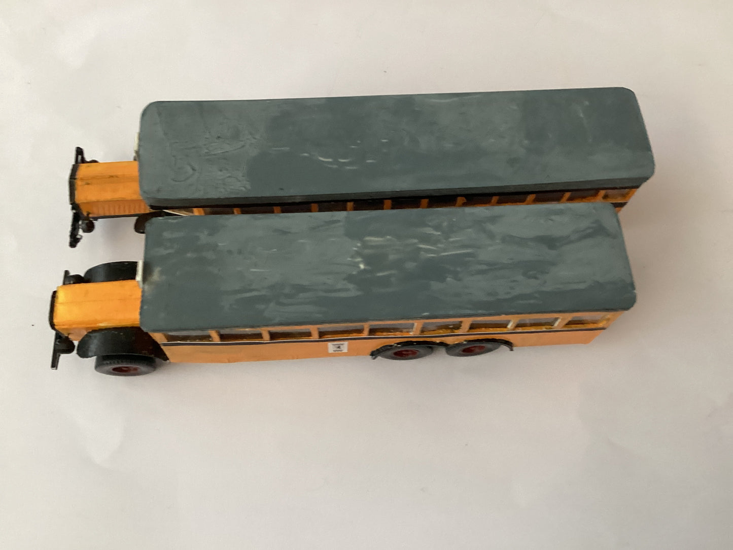 P2 X PLASTIC.KIT BUILT 1,87 SCALE (HO/OO Gauge) PLASTIC DOUBLE DECKER BUS