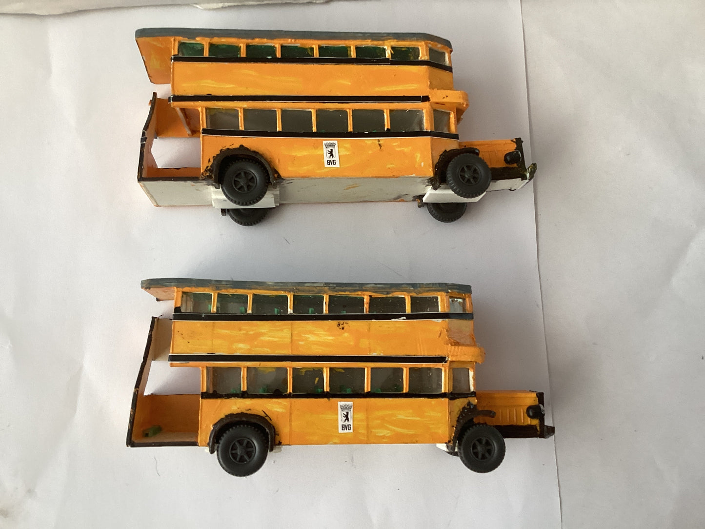 2 X PLASTIC.KIT BUILT 1,87 SCALE (HO/OO Gauge) PLASTIC DOUBLE DECKER BUS