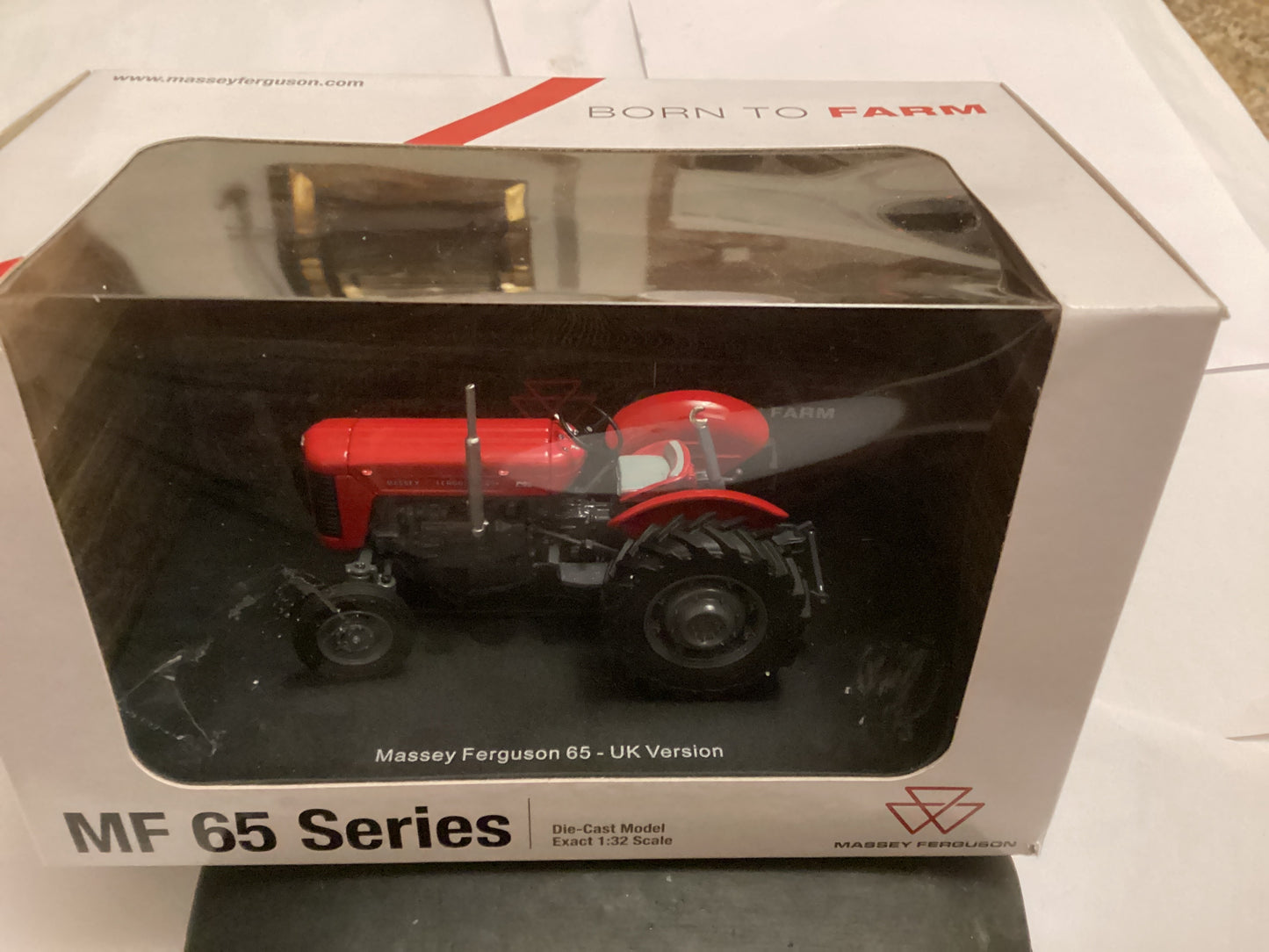 UNIVERSAL HOBBIES [UH6433) 1:32 SCALE MASSEY FERGUSON 65 UK VERSION