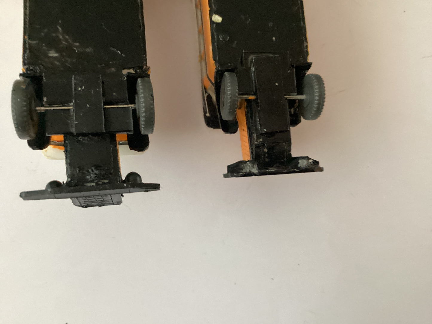 P2 X PLASTIC.KIT BUILT 1,87 SCALE (HO/OO Gauge) PLASTIC DOUBLE DECKER BUS