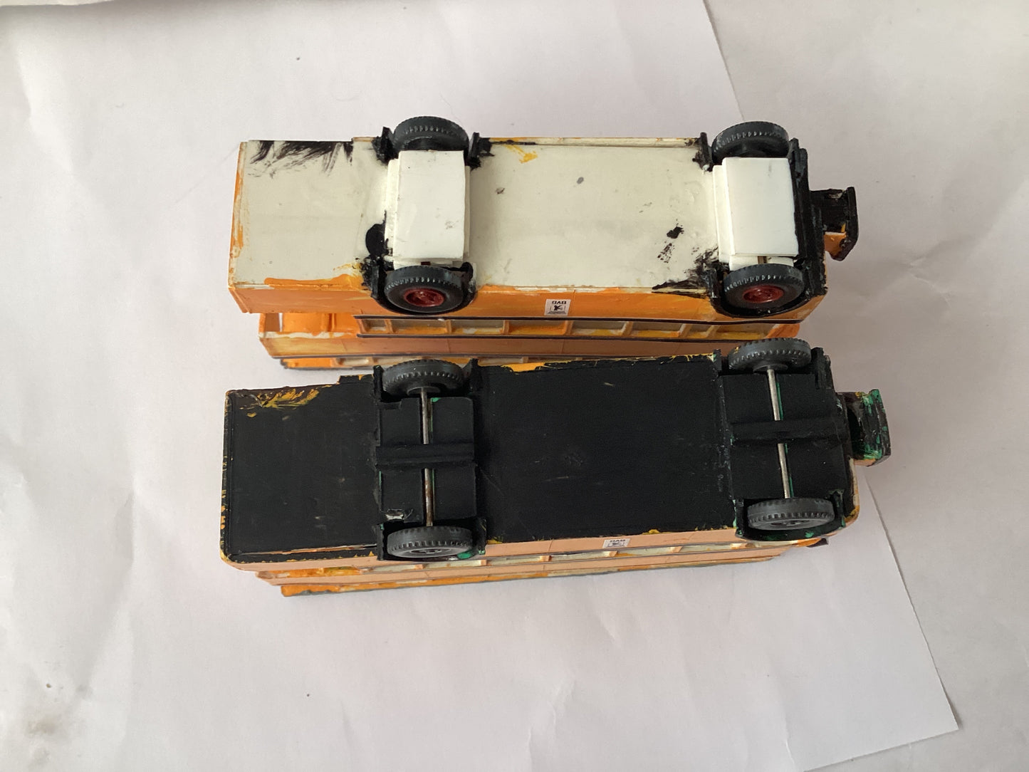 2 X PLASTIC.KIT BUILT 1,87 SCALE (HO/OO Gauge) PLASTIC DOUBLE DECKER BUS