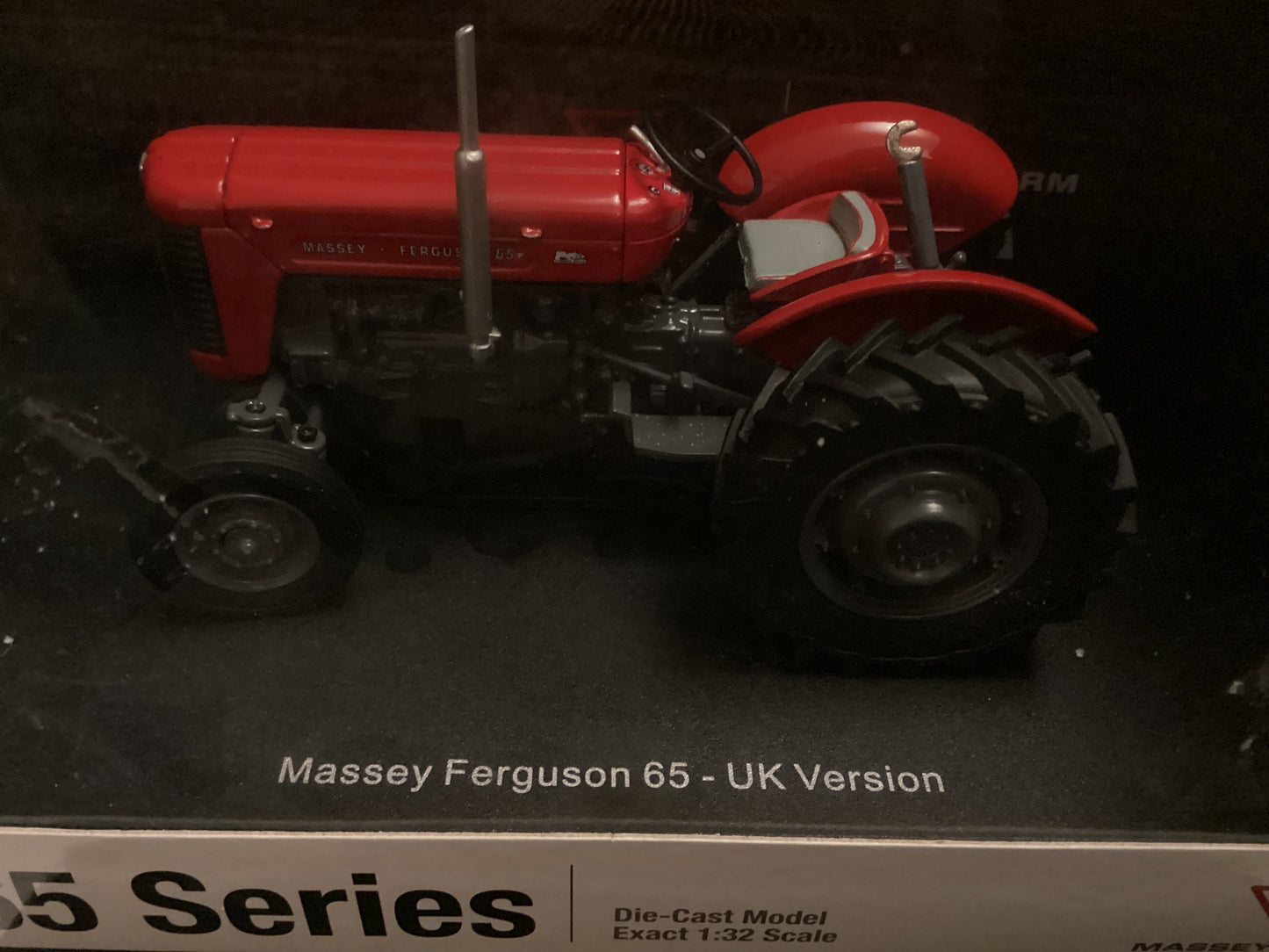 UNIVERSAL HOBBIES [UH6433) 1:32 SCALE MASSEY FERGUSON 65 UK VERSION