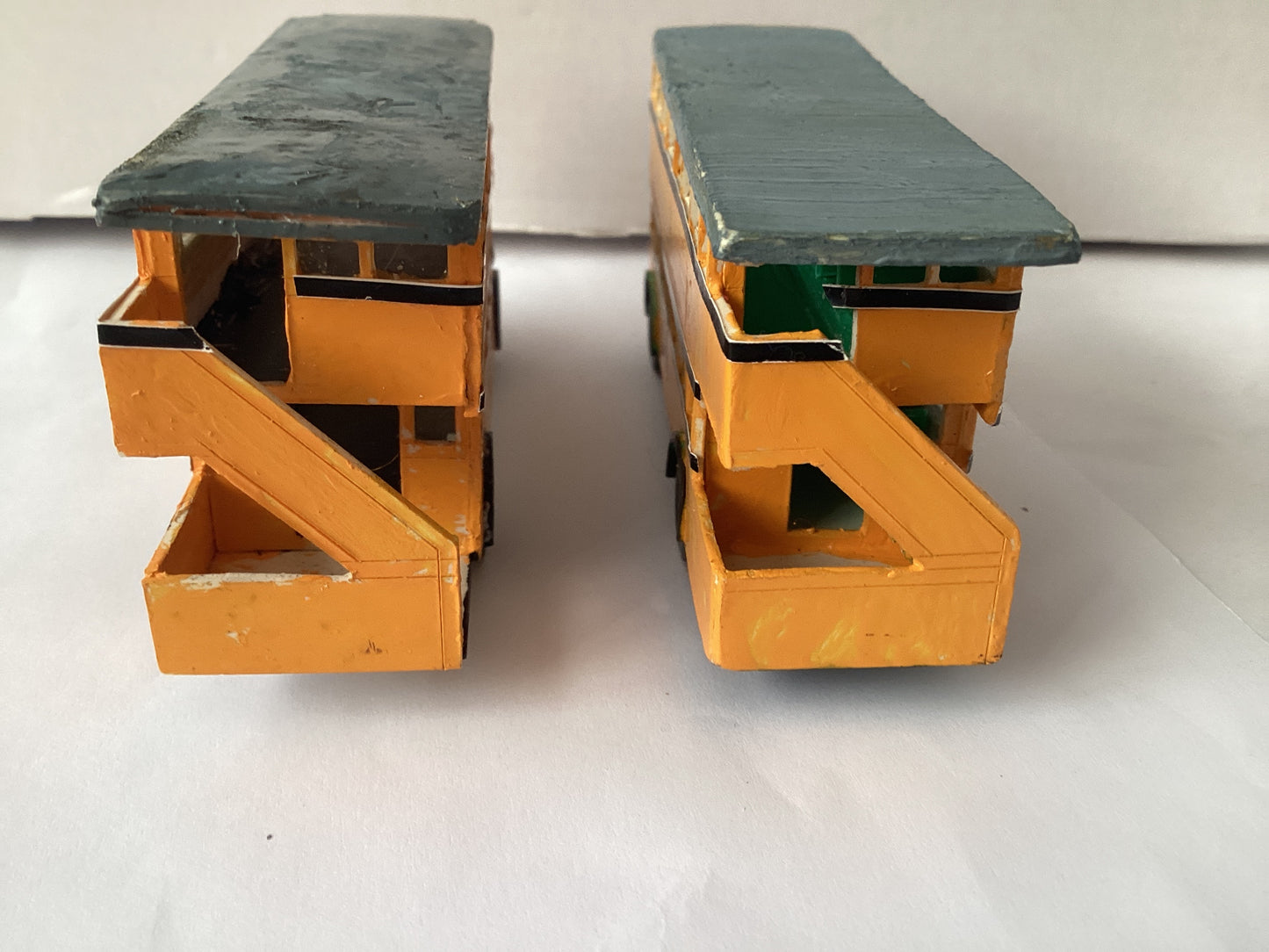 2 X PLASTIC.KIT BUILT 1,87 SCALE (HO/OO Gauge) PLASTIC DOUBLE DECKER BUS