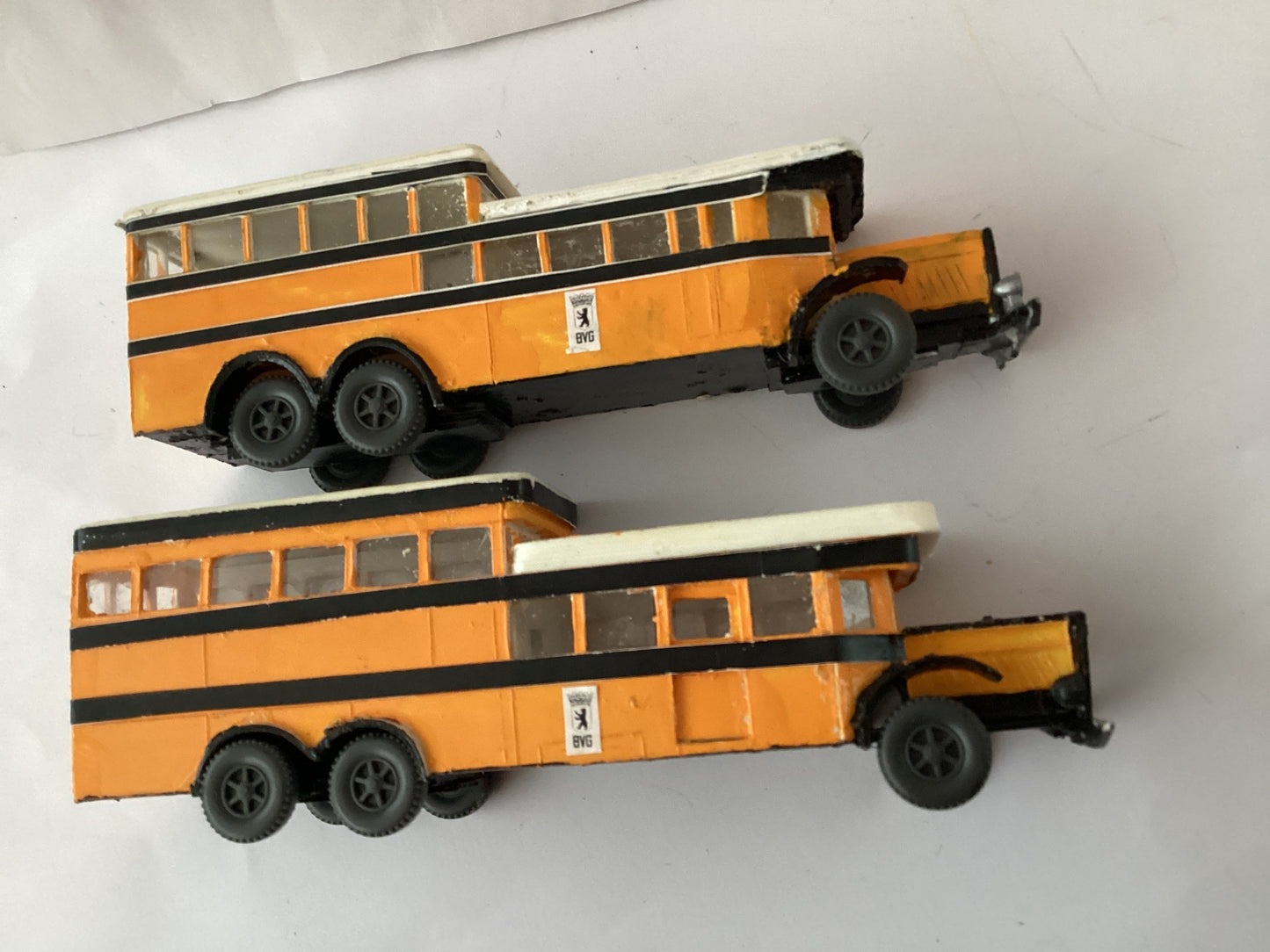 P2 X PLASTIC.KIT BUILT 1,87 SCALE (HO/OO Gauge) PLASTIC DOUBLE DECKER BUS