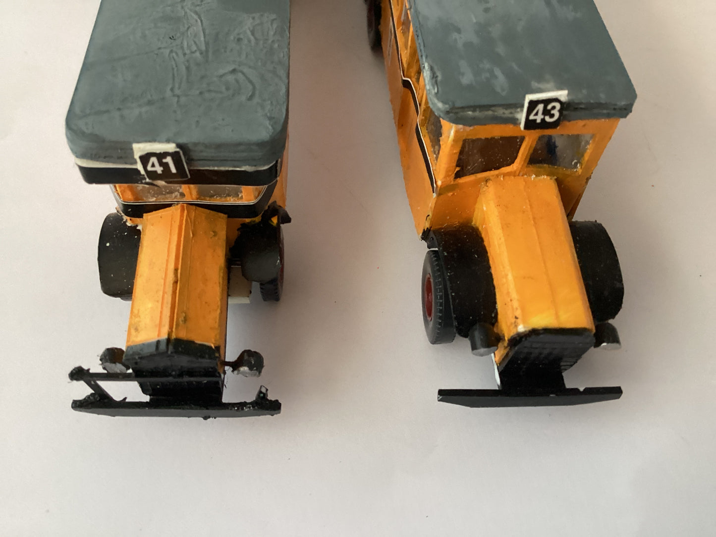 P2 X PLASTIC.KIT BUILT 1,87 SCALE (HO/OO Gauge) PLASTIC DOUBLE DECKER BUS