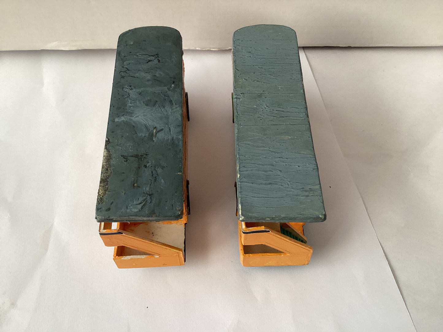 2 X PLASTIC.KIT BUILT 1,87 SCALE (HO/OO Gauge) PLASTIC DOUBLE DECKER BUS