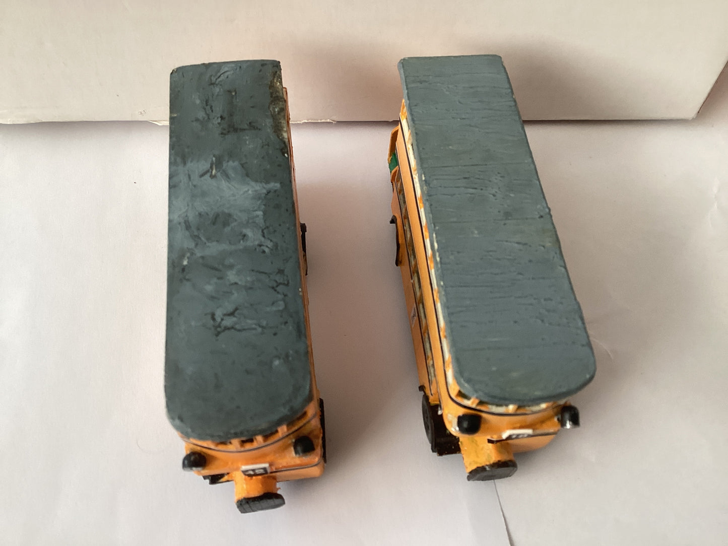 2 X PLASTIC.KIT BUILT 1,87 SCALE (HO/OO Gauge) PLASTIC DOUBLE DECKER BUS