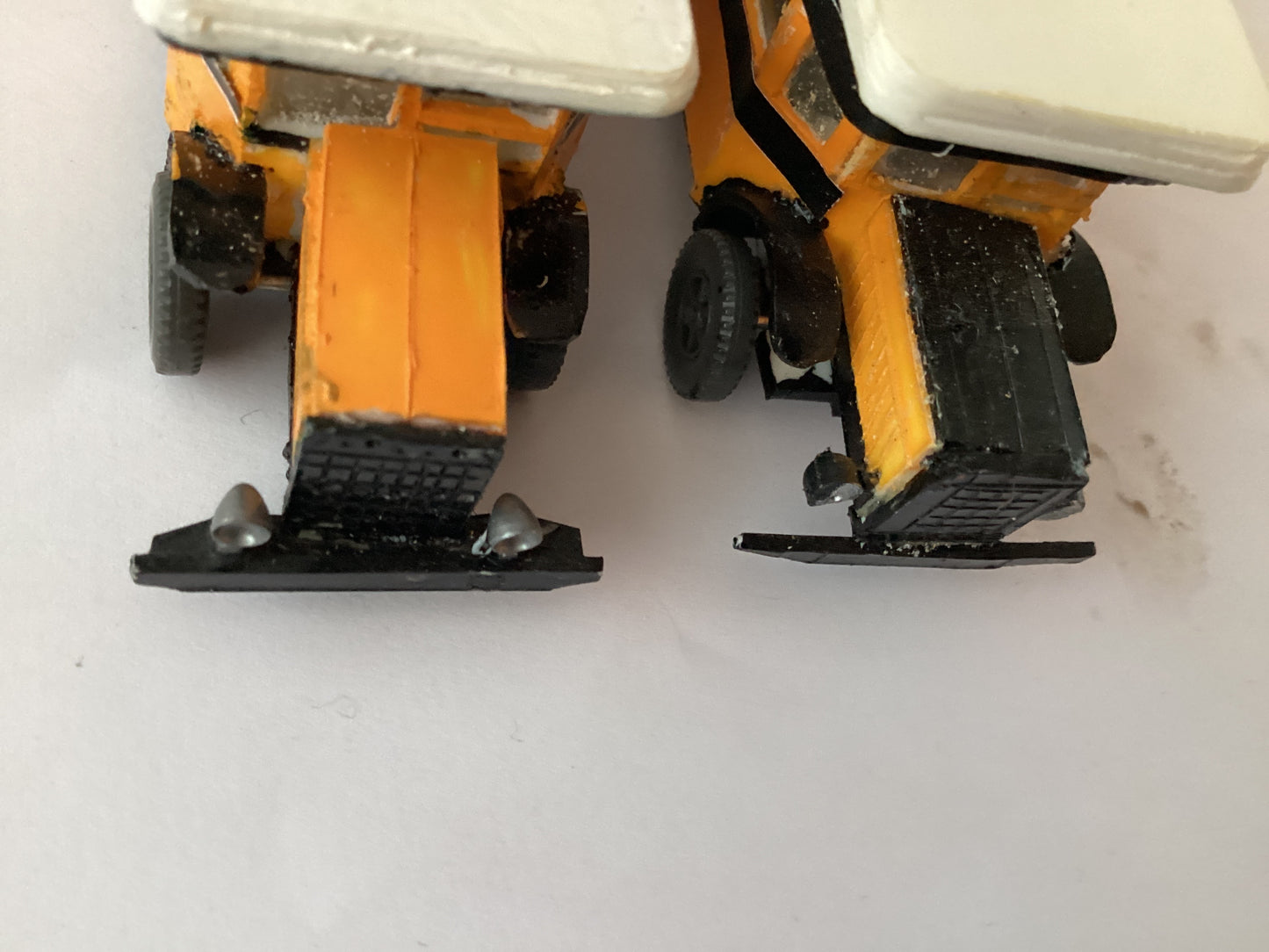 P2 X PLASTIC.KIT BUILT 1,87 SCALE (HO/OO Gauge) PLASTIC DOUBLE DECKER BUS