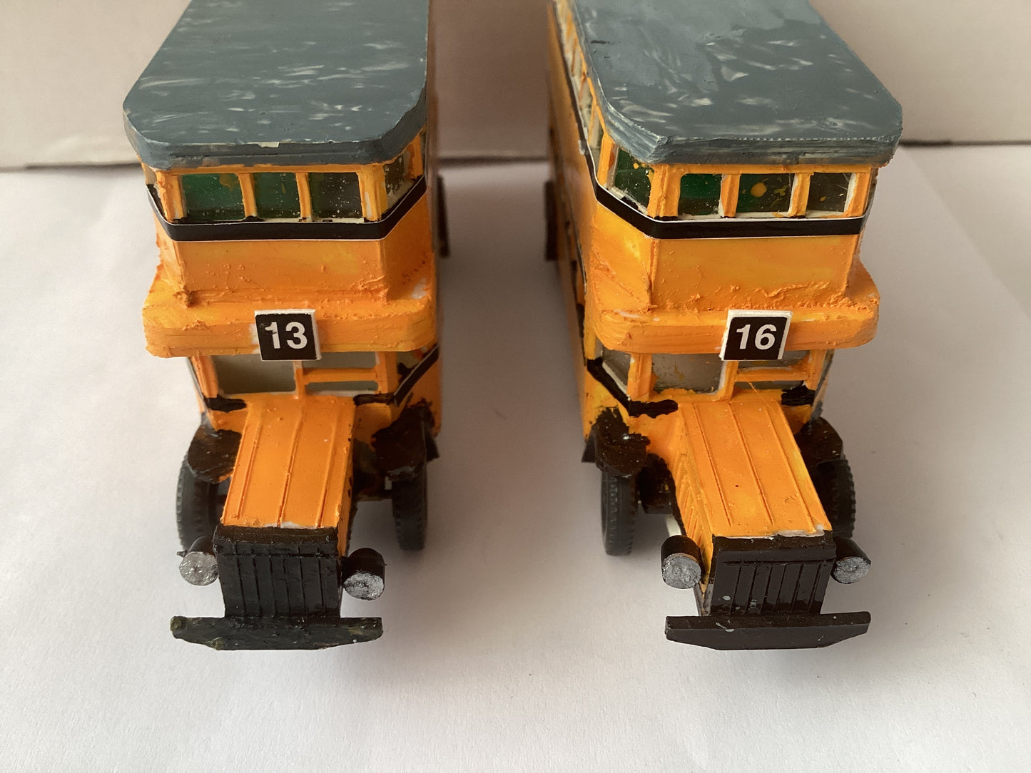 2 X PLASTIC.KIT BUILT 1,87 SCALE (HO/OO Gauge) PLASTIC DOUBLE DECKER BUS