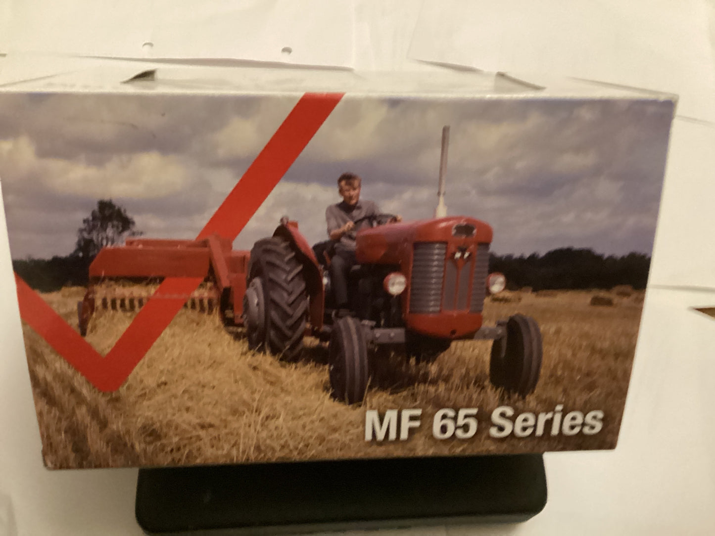 UNIVERSAL HOBBIES [UH6433) 1:32 SCALE MASSEY FERGUSON 65 UK VERSION