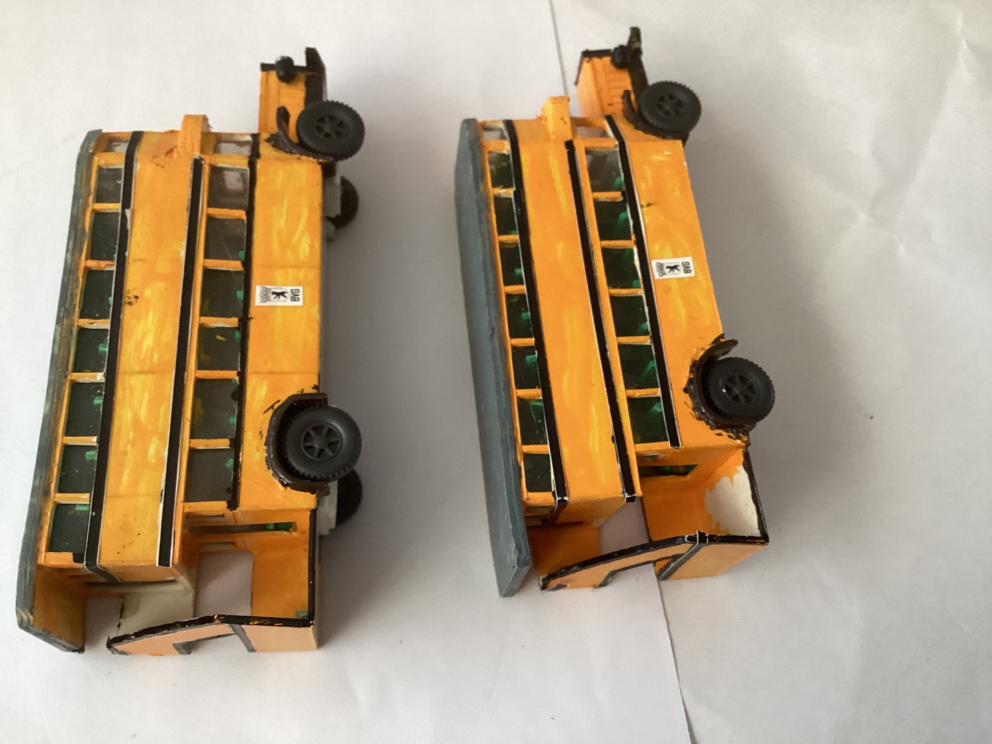 2 X PLASTIC.KIT BUILT 1,87 SCALE (HO/OO Gauge) PLASTIC DOUBLE DECKER BUS