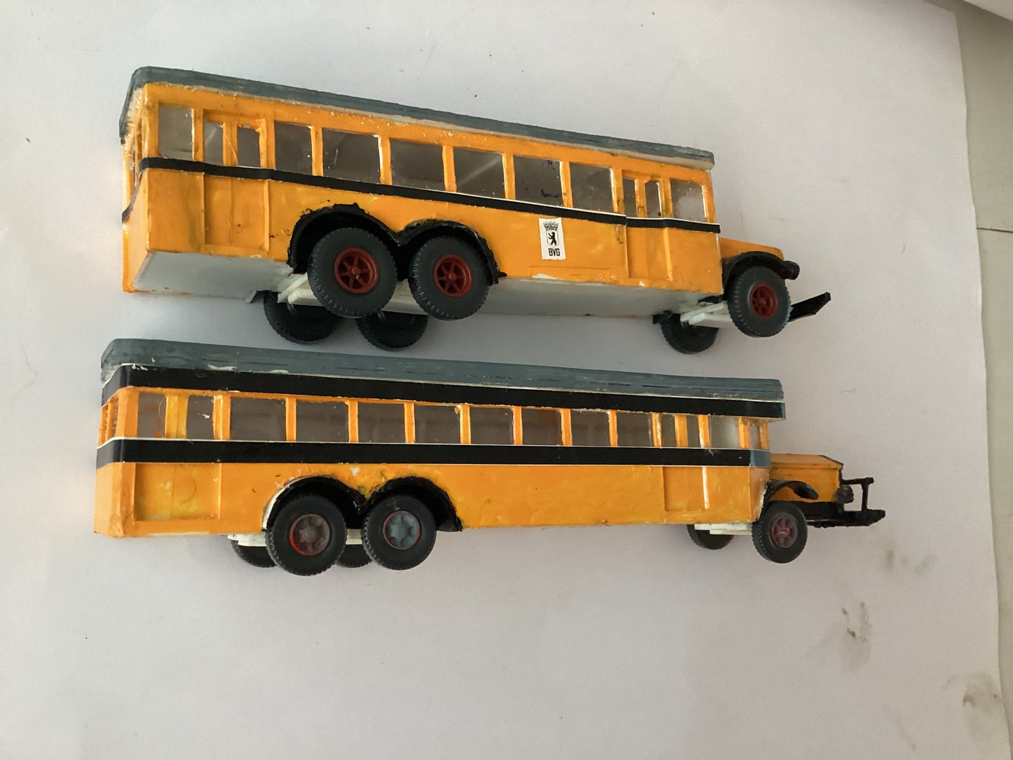 P2 X PLASTIC.KIT BUILT 1,87 SCALE (HO/OO Gauge) PLASTIC DOUBLE DECKER BUS