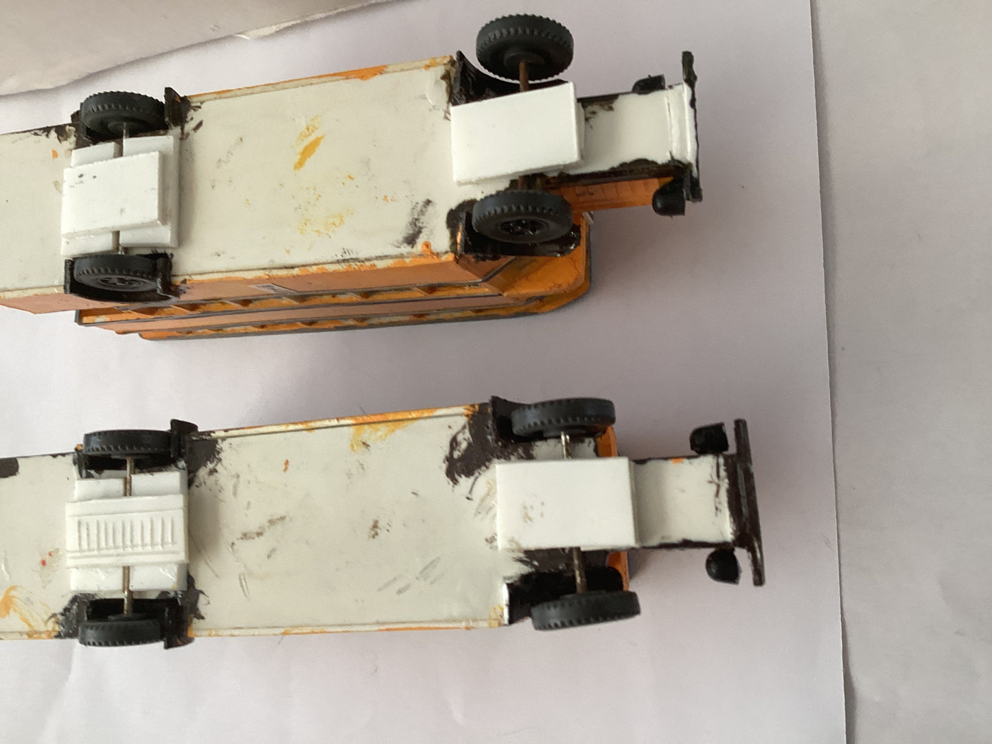 2 X PLASTIC.KIT BUILT 1,87 SCALE (HO/OO Gauge) PLASTIC DOUBLE DECKER BUS