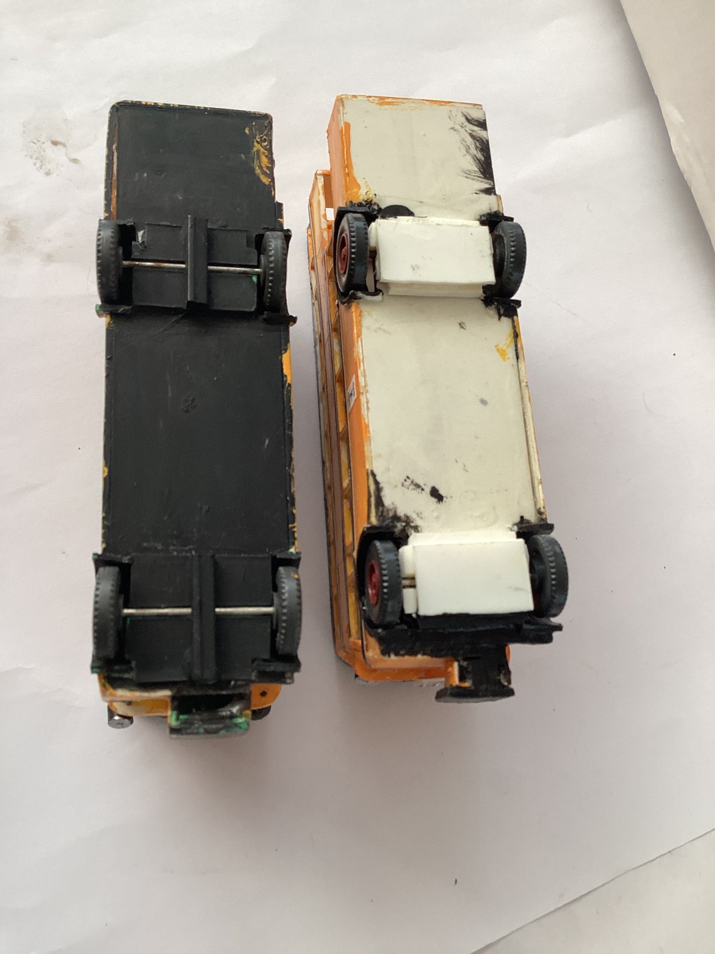 2 X PLASTIC.KIT BUILT 1,87 SCALE (HO/OO Gauge) PLASTIC DOUBLE DECKER BUS
