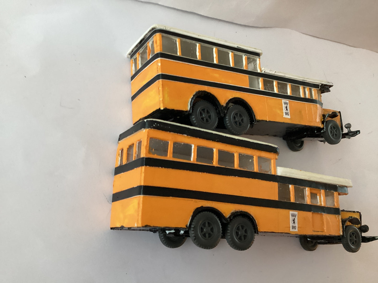 P2 X PLASTIC.KIT BUILT 1,87 SCALE (HO/OO Gauge) PLASTIC DOUBLE DECKER BUS