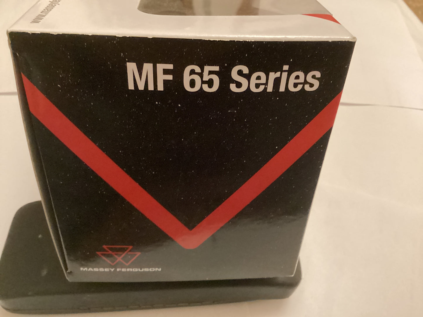 UNIVERSAL HOBBIES [UH6433) 1:32 SCALE MASSEY FERGUSON 65 UK VERSION