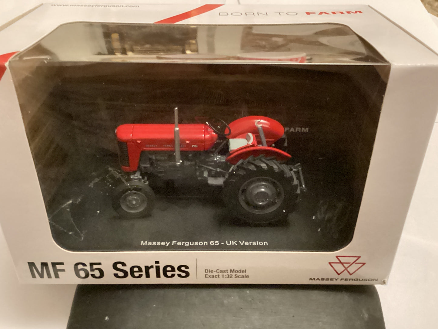 UNIVERSAL HOBBIES [UH6433) 1:32 SCALE MASSEY FERGUSON 65 UK VERSION