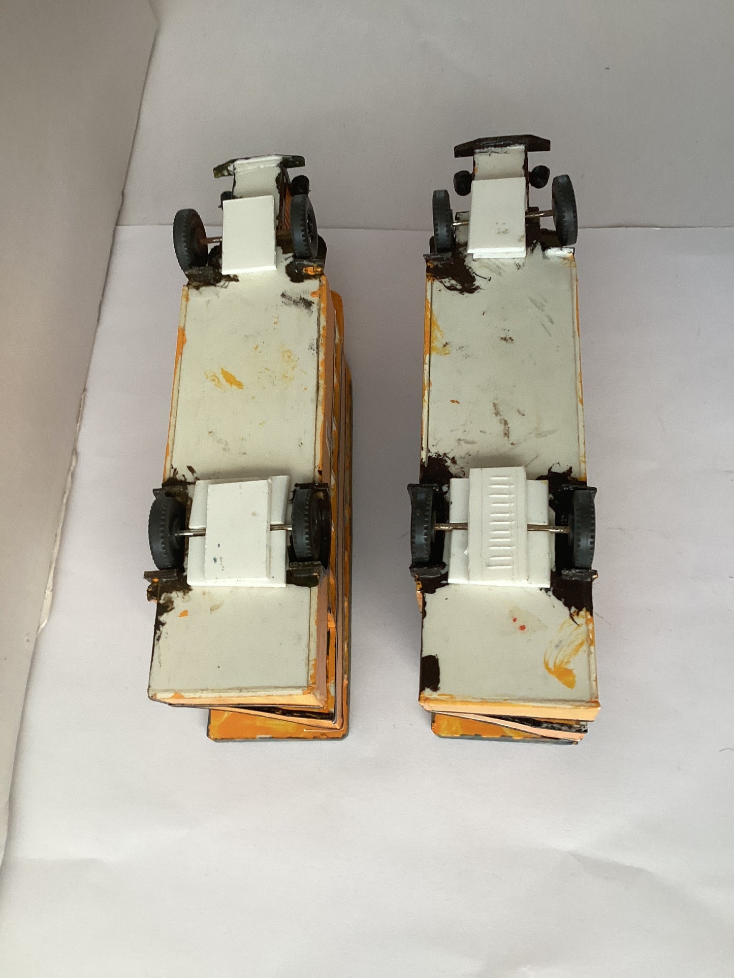 2 X PLASTIC.KIT BUILT 1,87 SCALE (HO/OO Gauge) PLASTIC DOUBLE DECKER BUS