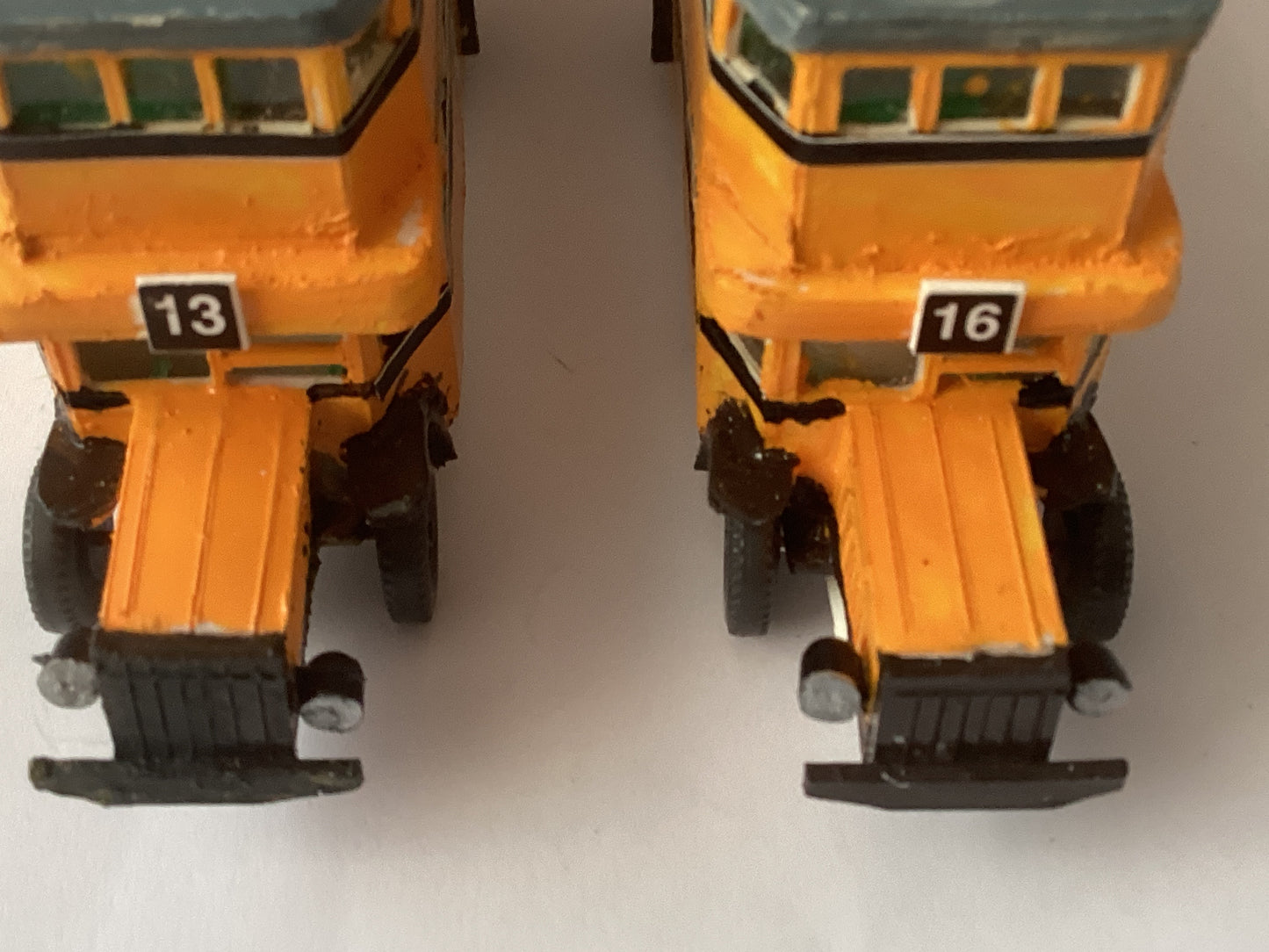2 X PLASTIC.KIT BUILT 1,87 SCALE (HO/OO Gauge) PLASTIC DOUBLE DECKER BUS
