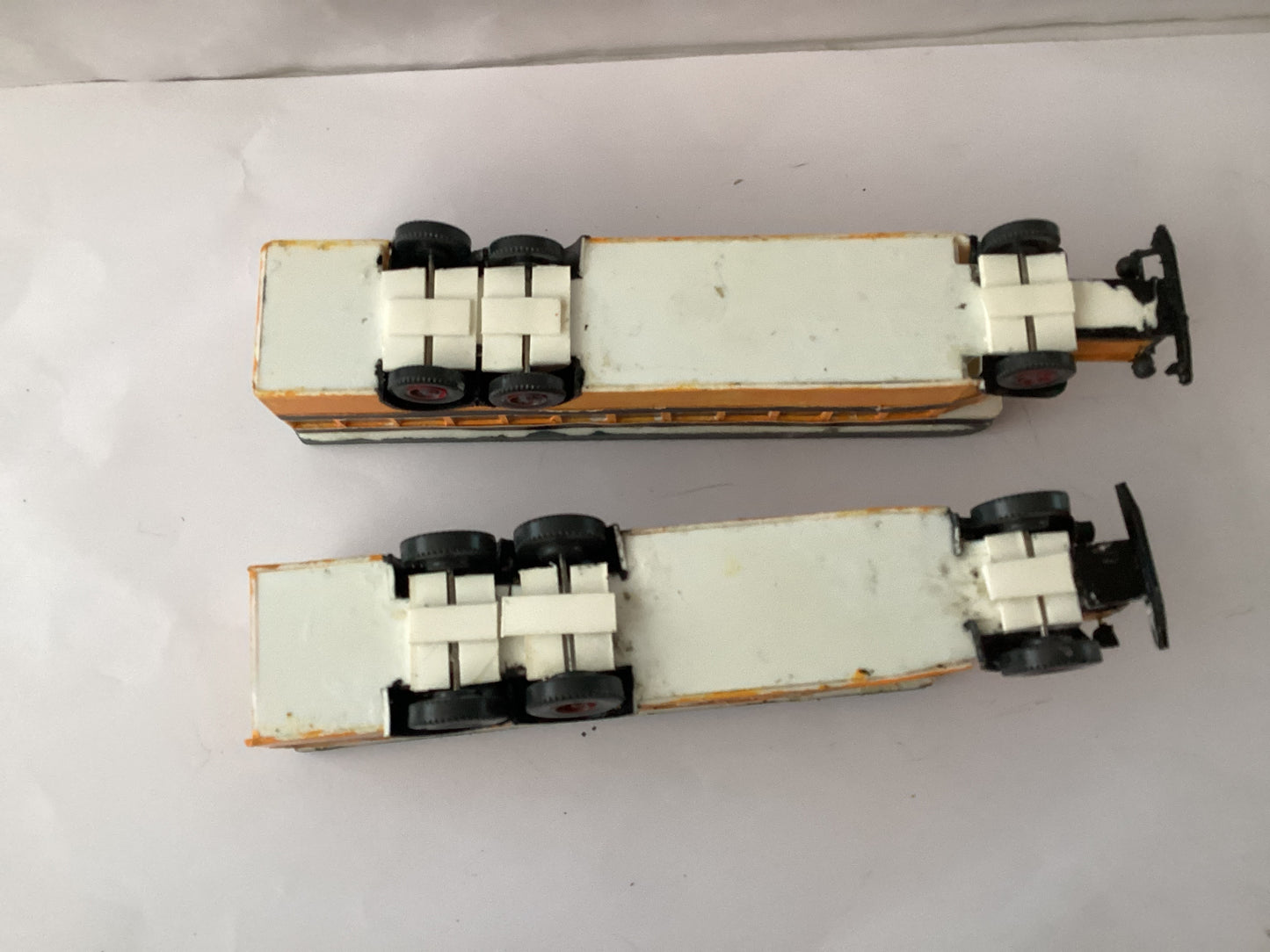 P2 X PLASTIC.KIT BUILT 1,87 SCALE (HO/OO Gauge) PLASTIC DOUBLE DECKER BUS