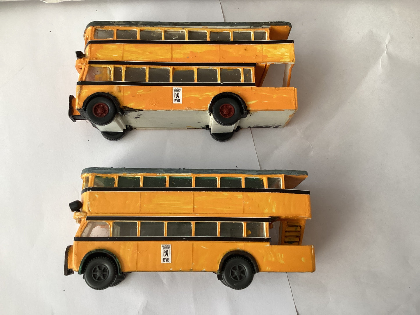 2 X PLASTIC.KIT BUILT 1,87 SCALE (HO/OO Gauge) PLASTIC DOUBLE DECKER BUS
