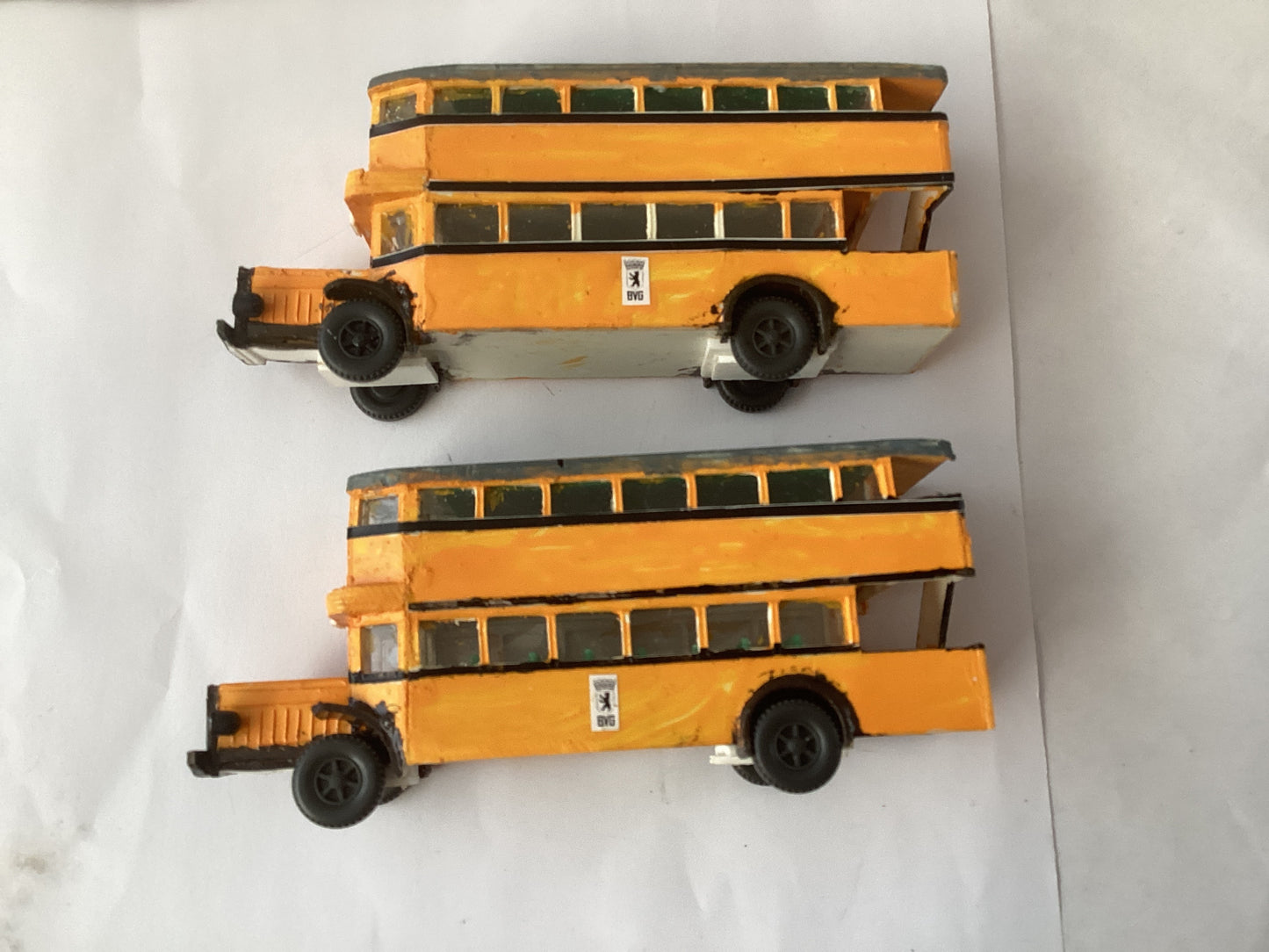 2 X PLASTIC.KIT BUILT 1,87 SCALE (HO/OO Gauge) PLASTIC DOUBLE DECKER BUS