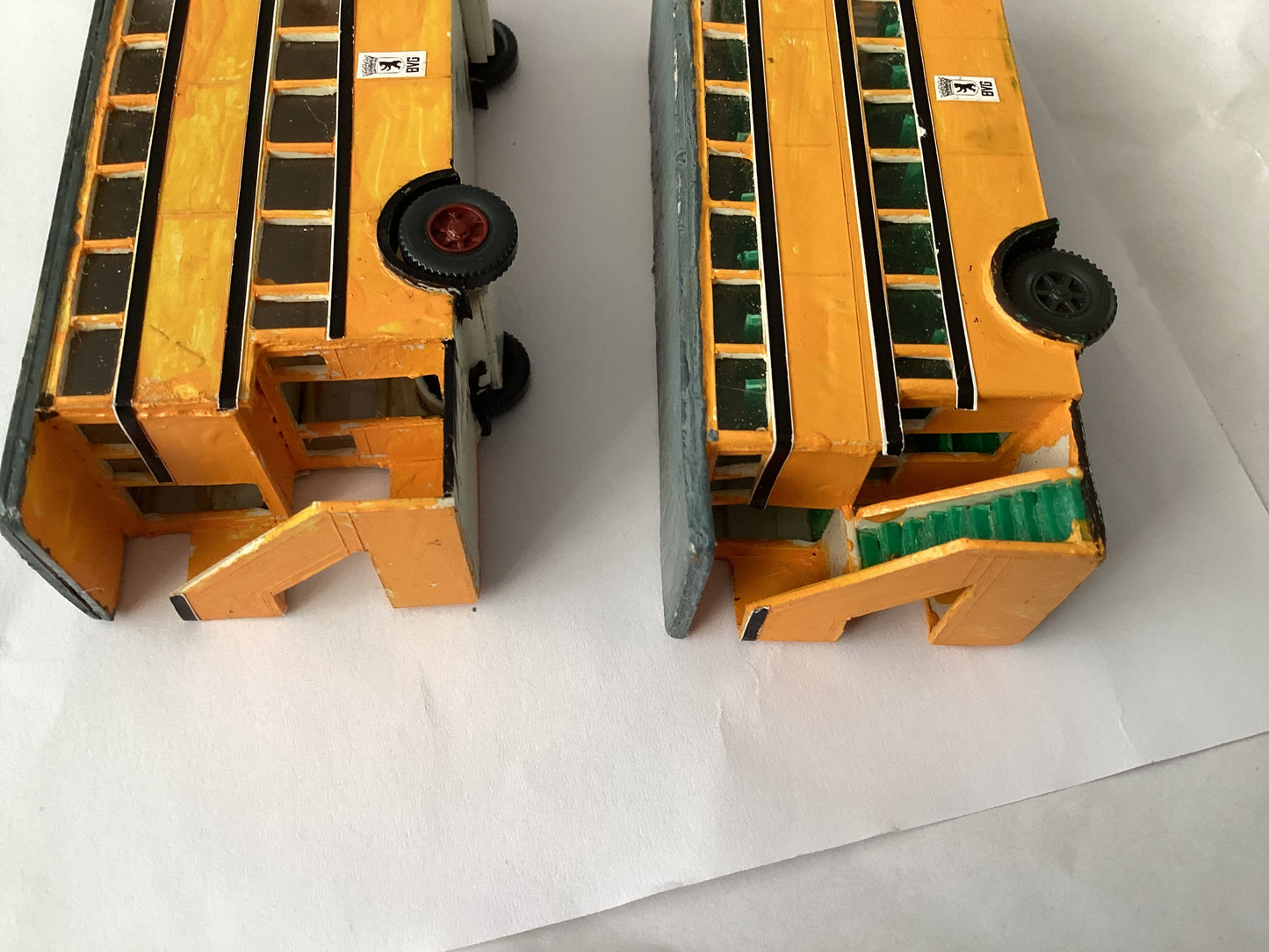 2 X PLASTIC.KIT BUILT 1,87 SCALE (HO/OO Gauge) PLASTIC DOUBLE DECKER BUS