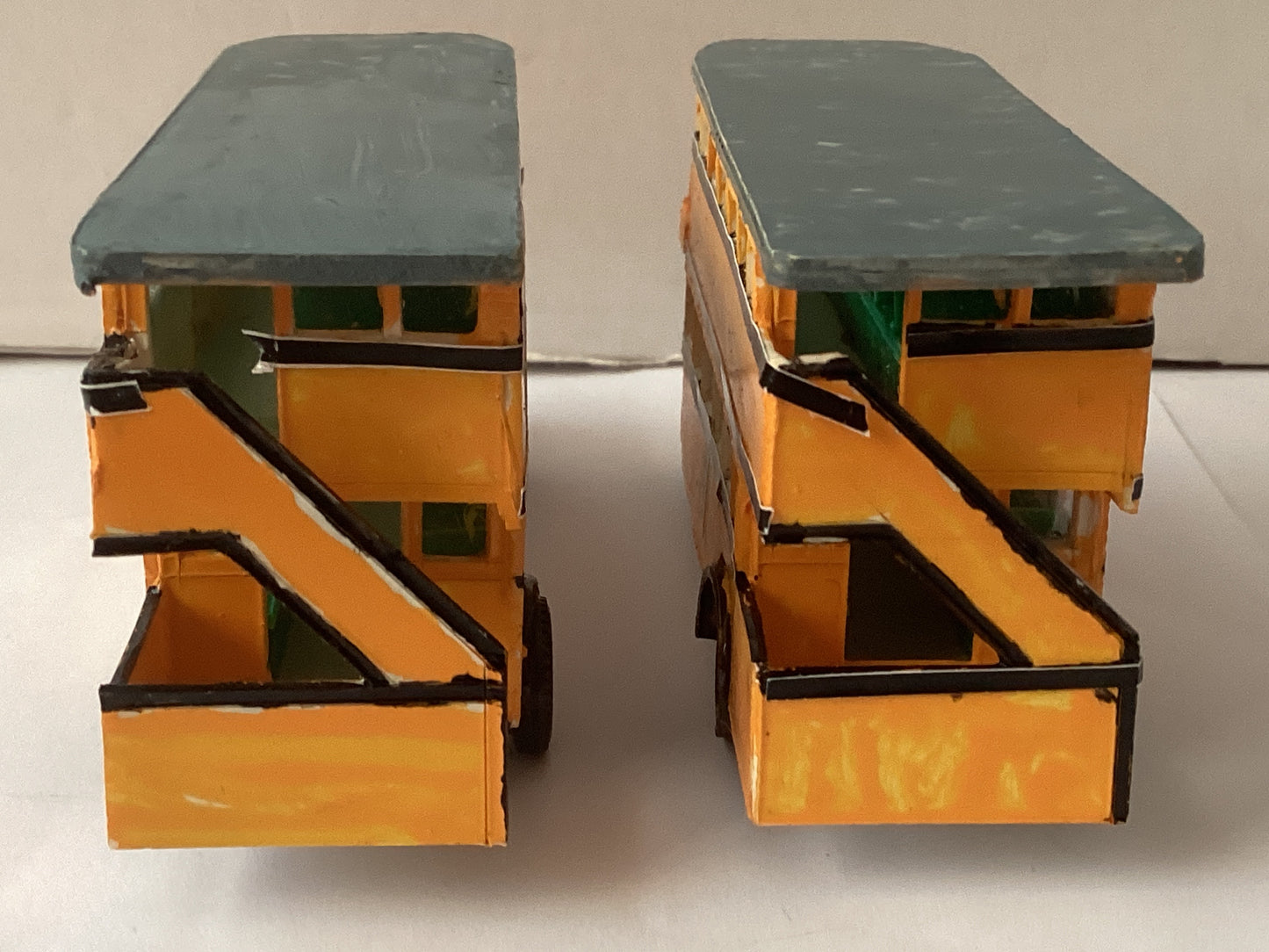 2 X PLASTIC.KIT BUILT 1,87 SCALE (HO/OO Gauge) PLASTIC DOUBLE DECKER BUS