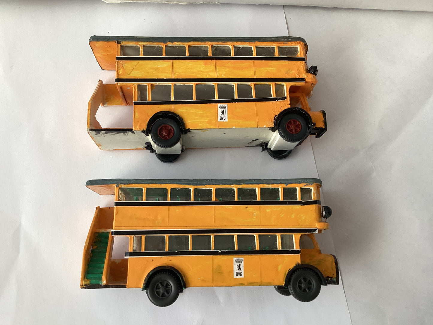 2 X PLASTIC.KIT BUILT 1,87 SCALE (HO/OO Gauge) PLASTIC DOUBLE DECKER BUS