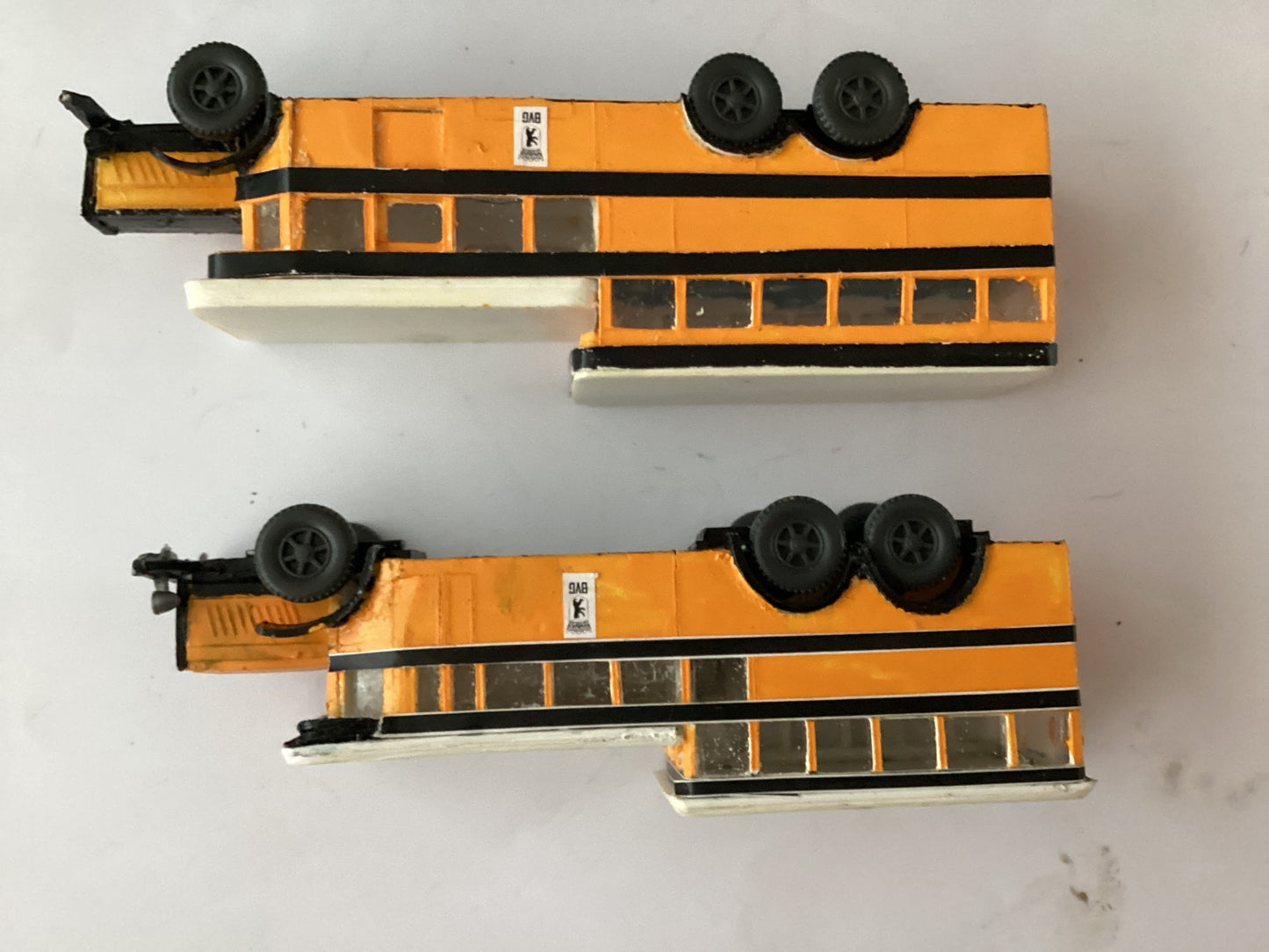 P2 X PLASTIC.KIT BUILT 1,87 SCALE (HO/OO Gauge) PLASTIC DOUBLE DECKER BUS