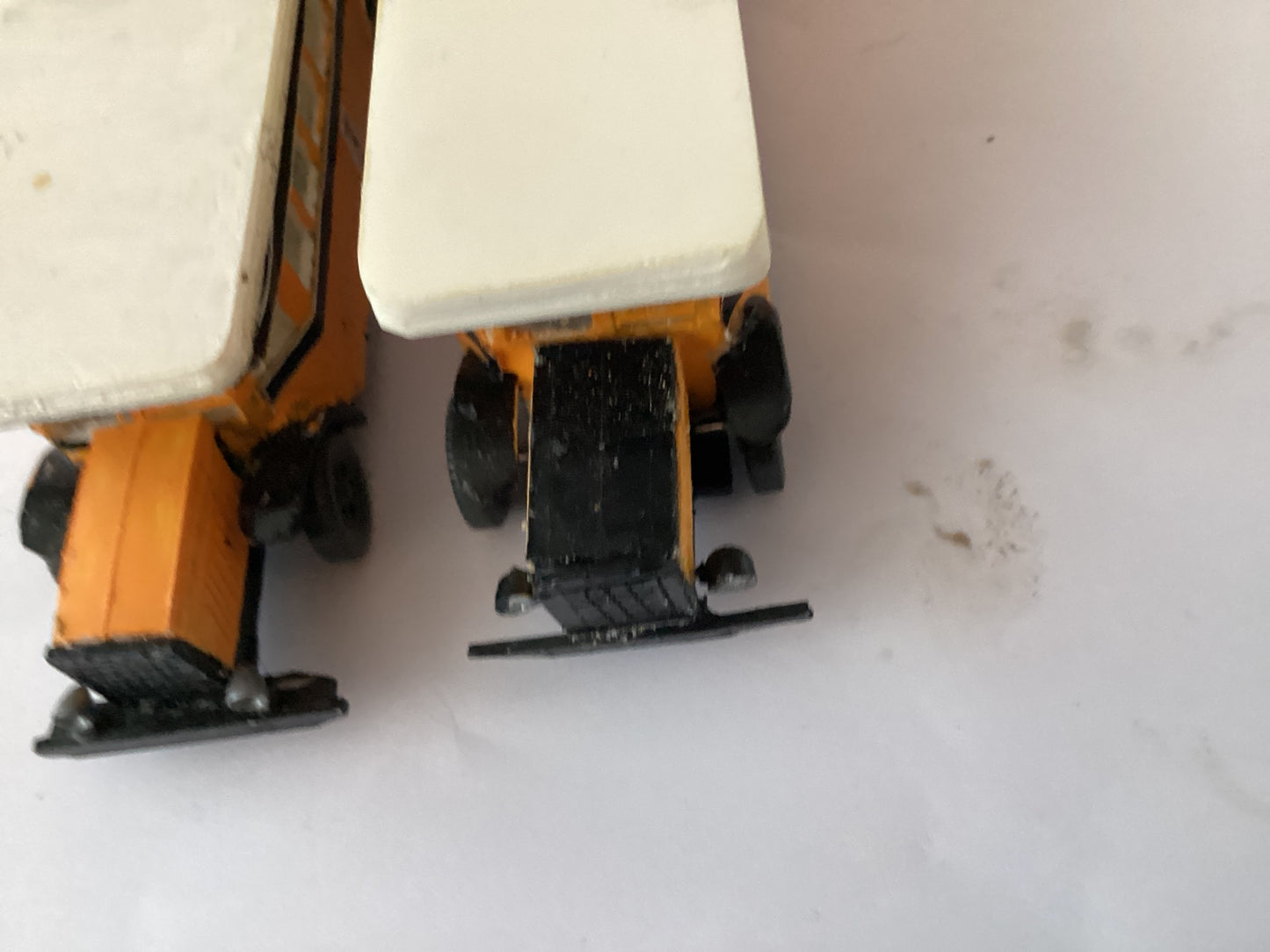 P2 X PLASTIC.KIT BUILT 1,87 SCALE (HO/OO Gauge) PLASTIC DOUBLE DECKER BUS