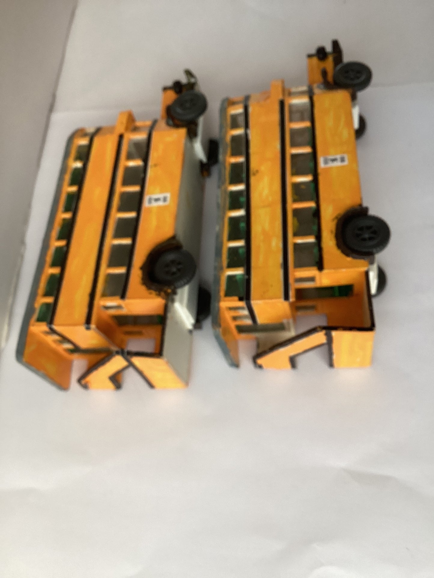2 X PLASTIC.KIT BUILT 1,87 SCALE (HO/OO Gauge) PLASTIC DOUBLE DECKER BUS