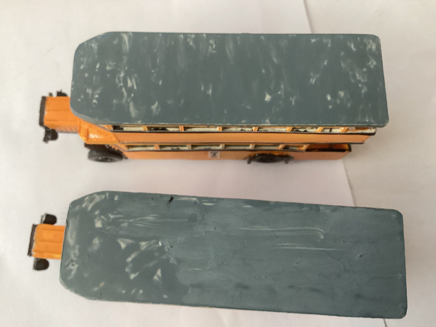 2 X PLASTIC.KIT BUILT 1,87 SCALE (HO/OO Gauge) PLASTIC DOUBLE DECKER BUS