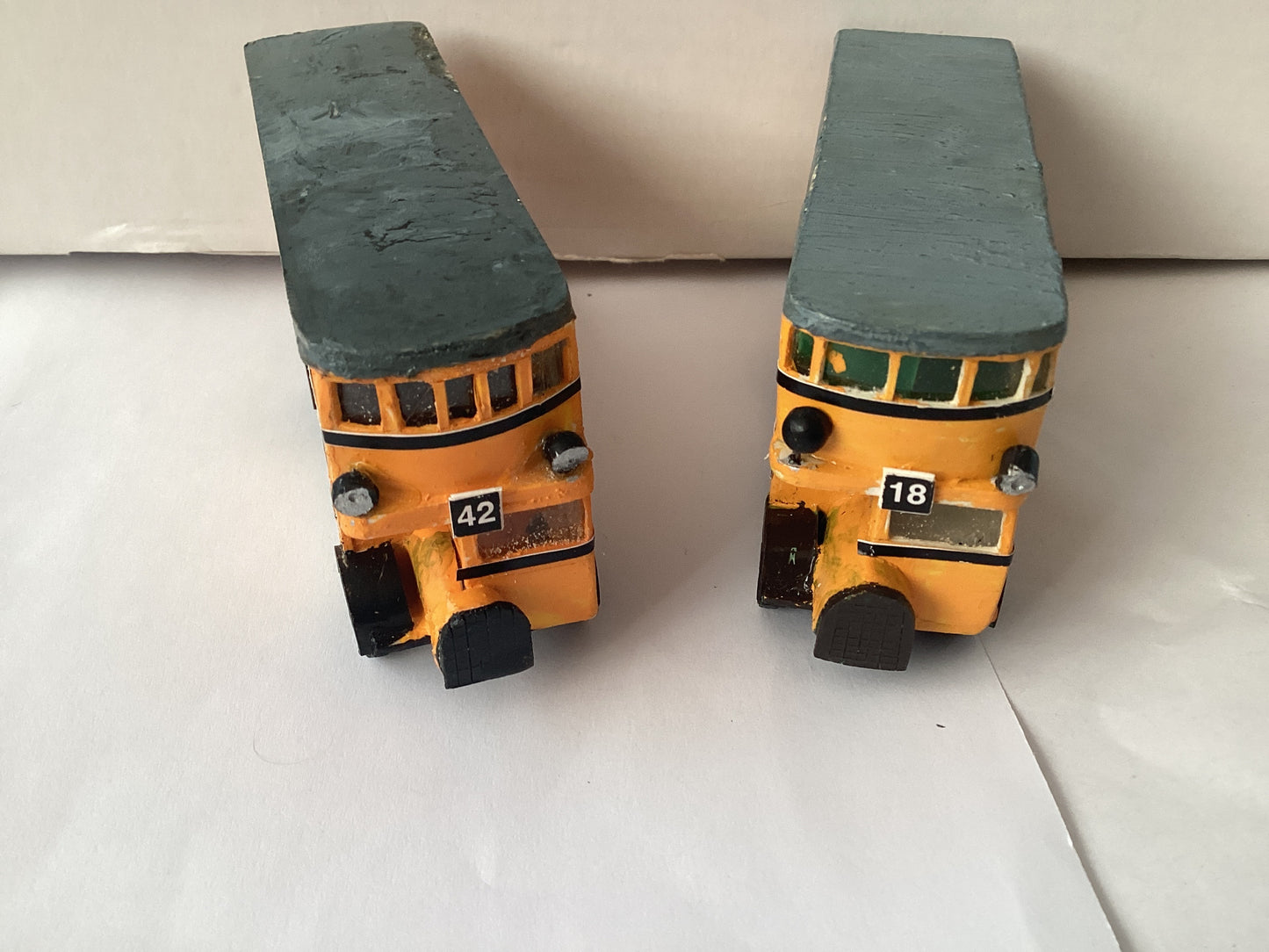 2 X PLASTIC.KIT BUILT 1,87 SCALE (HO/OO Gauge) PLASTIC DOUBLE DECKER BUS