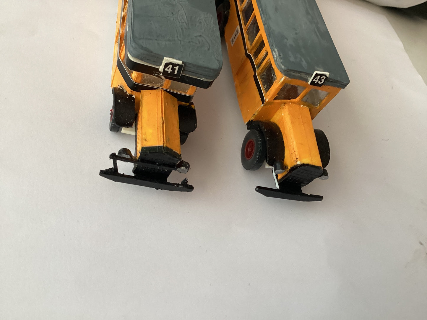 P2 X PLASTIC.KIT BUILT 1,87 SCALE (HO/OO Gauge) PLASTIC DOUBLE DECKER BUS
