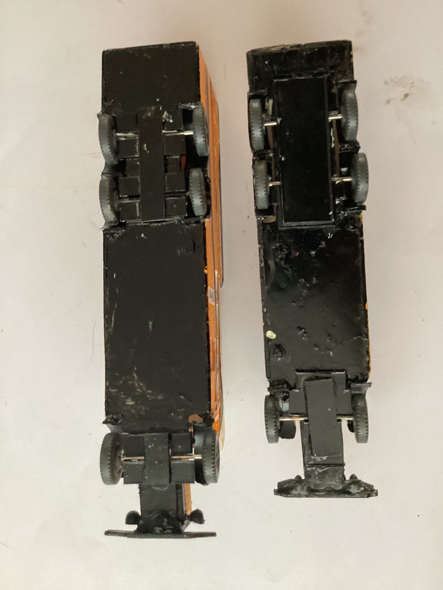 P2 X PLASTIC.KIT BUILT 1,87 SCALE (HO/OO Gauge) PLASTIC DOUBLE DECKER BUS