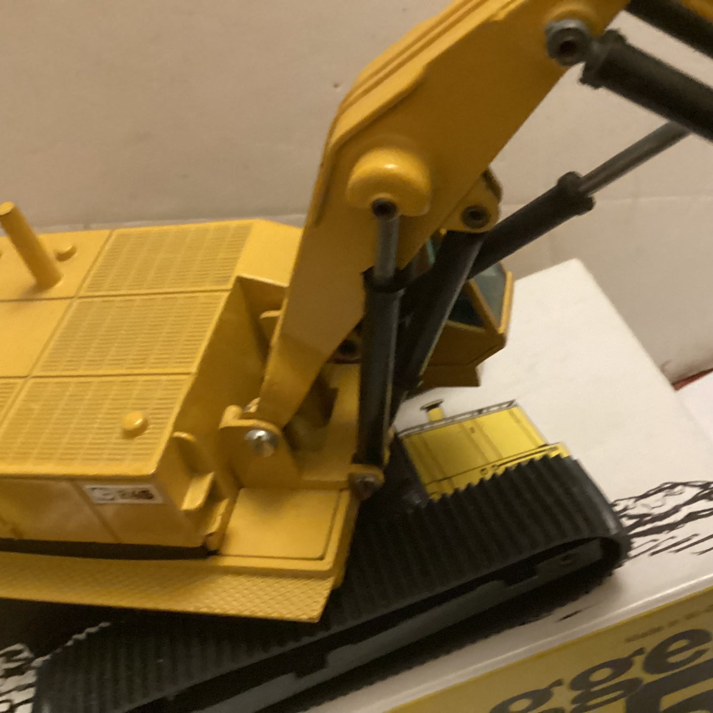 NZG NO 177 CAT 245 HYDRAULIC 360 FACE SHOVEL 1;50 Scale