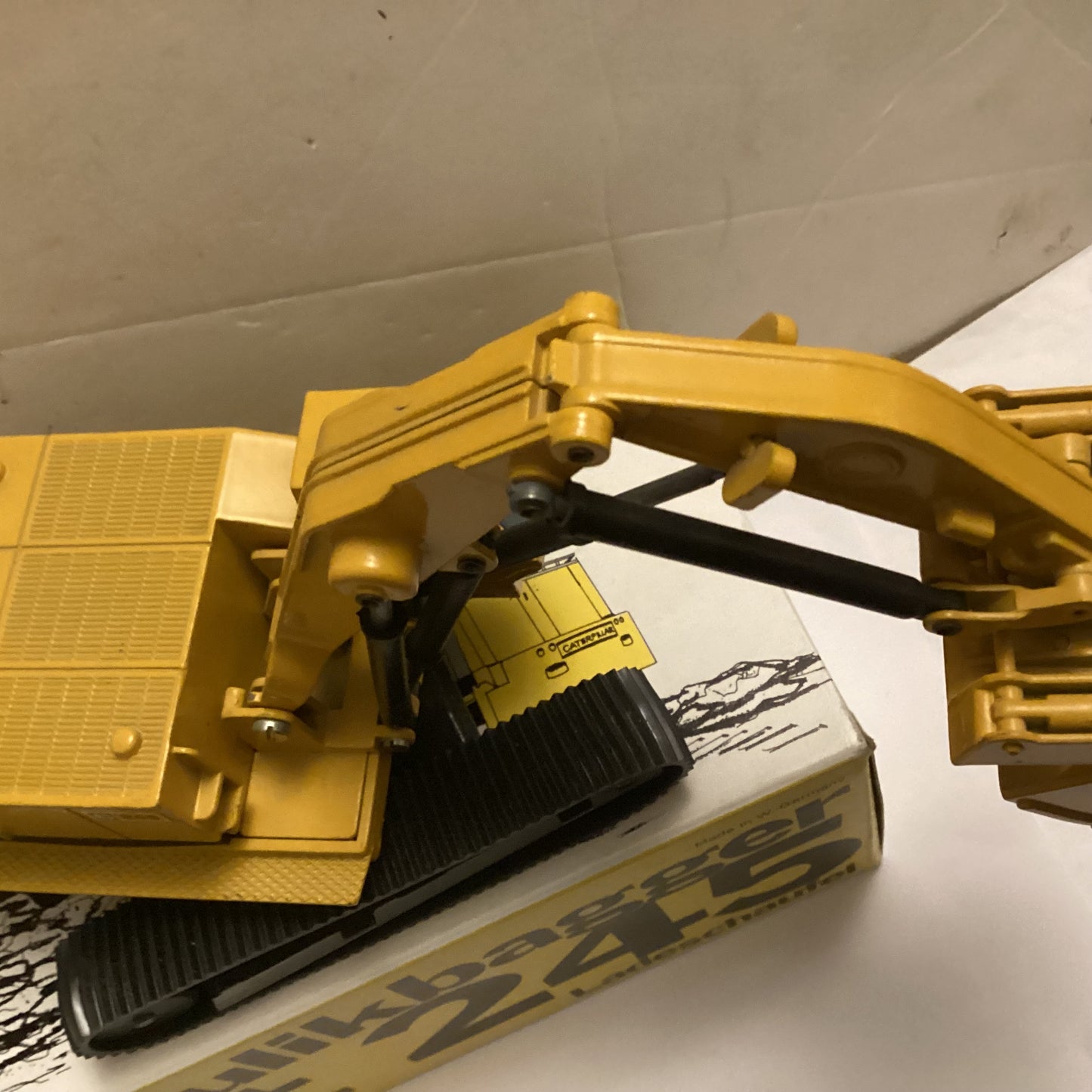 NZG NO 177 CAT 245 HYDRAULIC 360 FACE SHOVEL 1;50 Scale