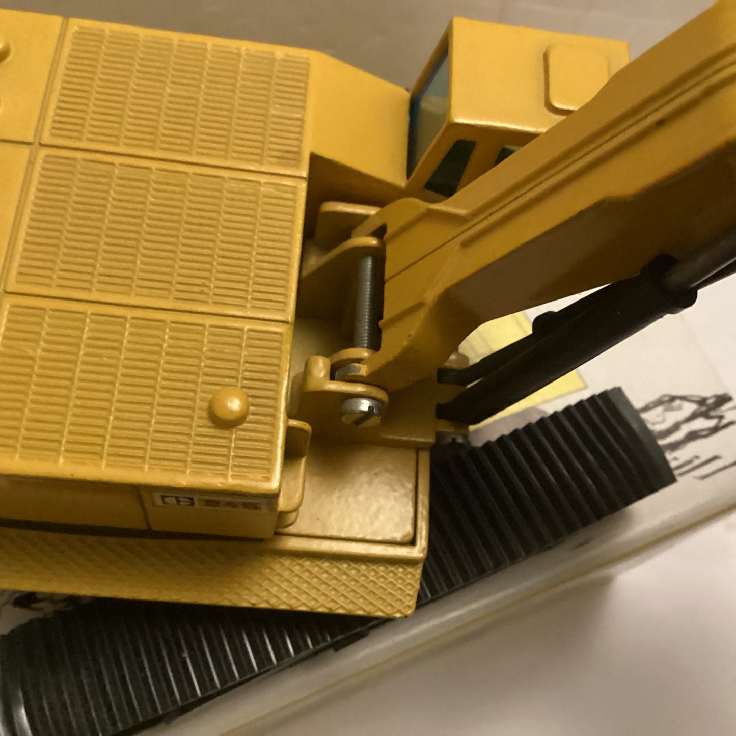 NZG NO 177 CAT 245 HYDRAULIC 360 FACE SHOVEL 1;50 Scale