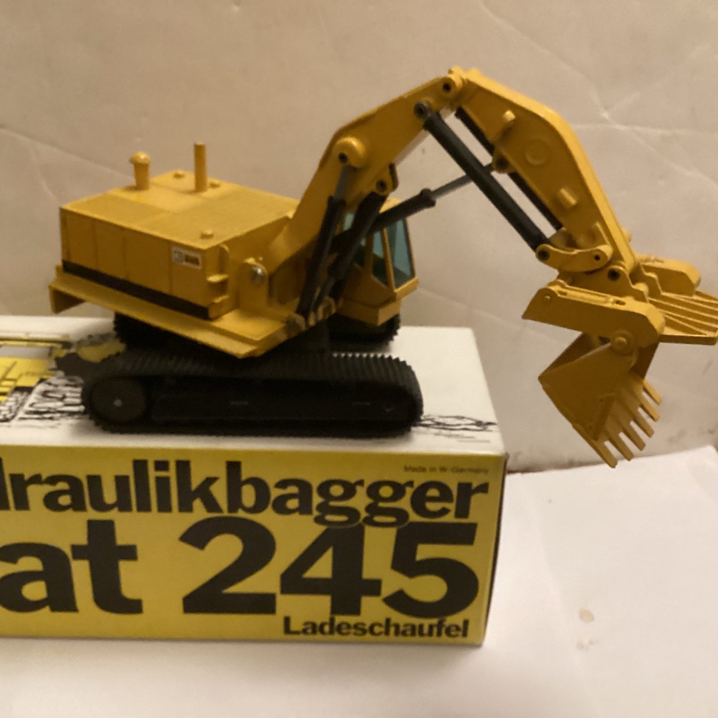 NZG NO 177 CAT 245 HYDRAULIC 360 FACE SHOVEL 1;50 Scale