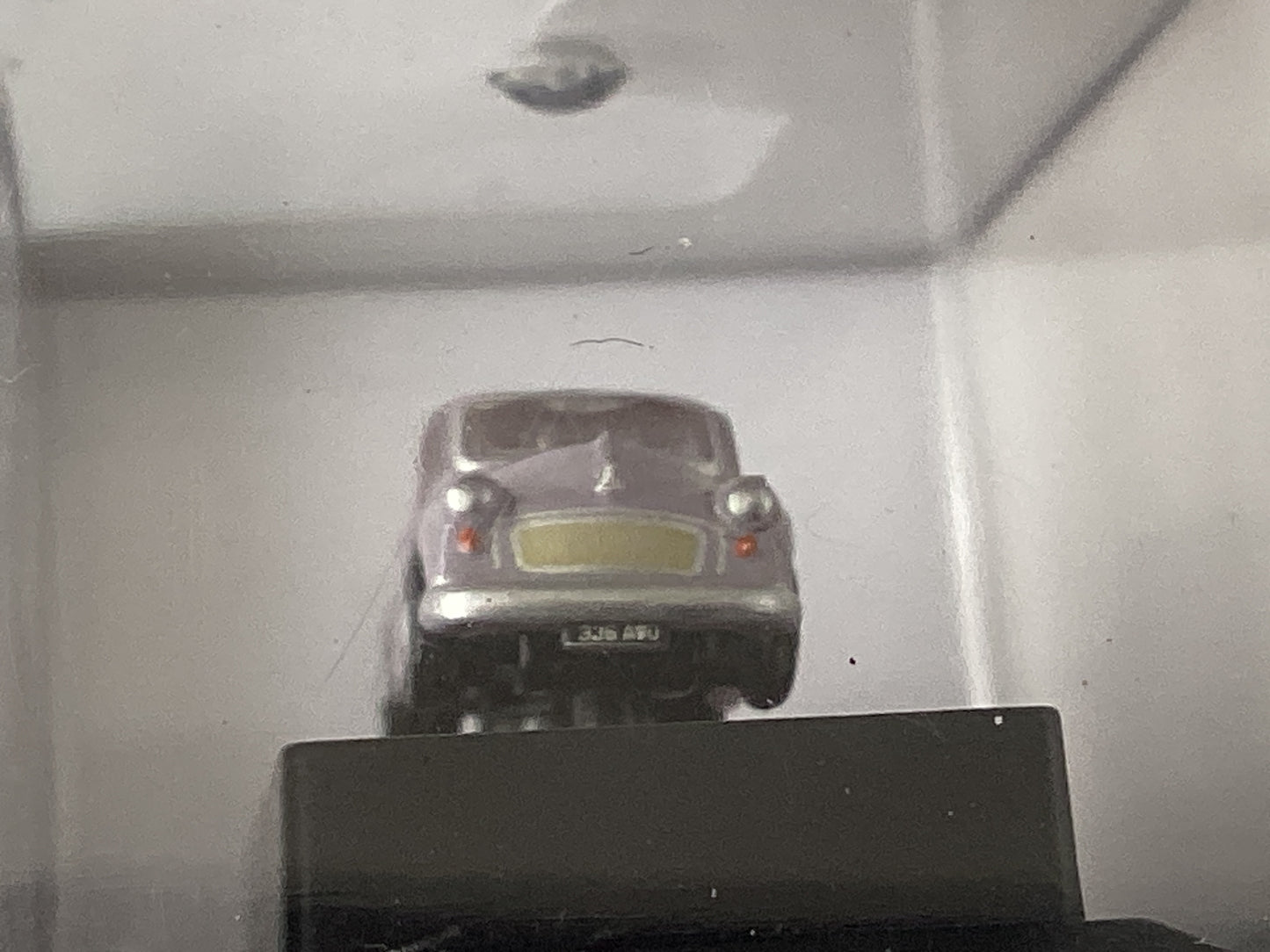 Oxford diecast N GAUGE CODE NMOS001  = MORRIS MINOR SALOON