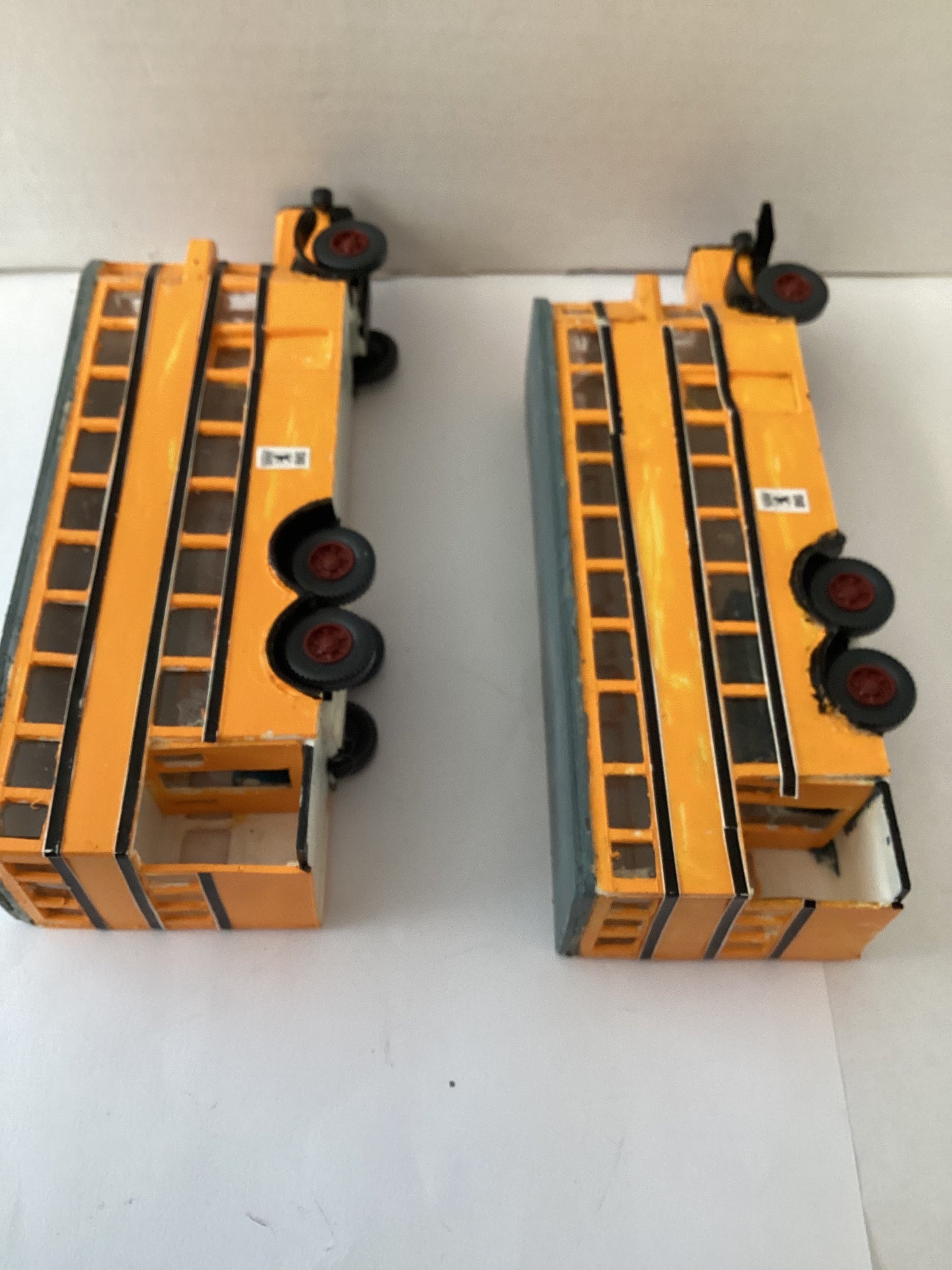 2 X PLASTIC.KIT BUILT 1,87 SCALE  (HO/OO Gauge) PLASTIC DOUBLE DECKER BUS