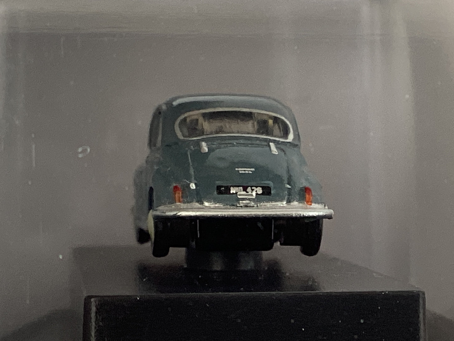 Oxford diecast N GAUGE CODE NMOS006 = MORRIS MINOR SALOON