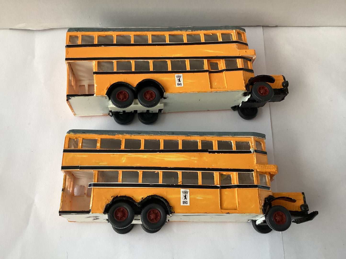 2 X PLASTIC.KIT BUILT 1,87 SCALE  (HO/OO Gauge) PLASTIC DOUBLE DECKER BUS