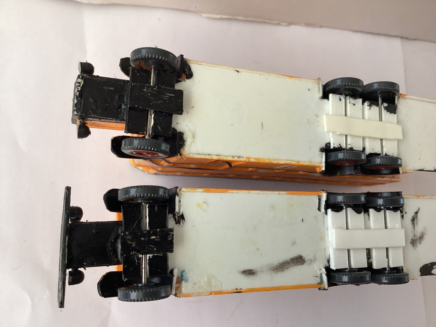 2 X PLASTIC.KIT BUILT 1,87 SCALE  (HO/OO Gauge) PLASTIC DOUBLE DECKER BUS